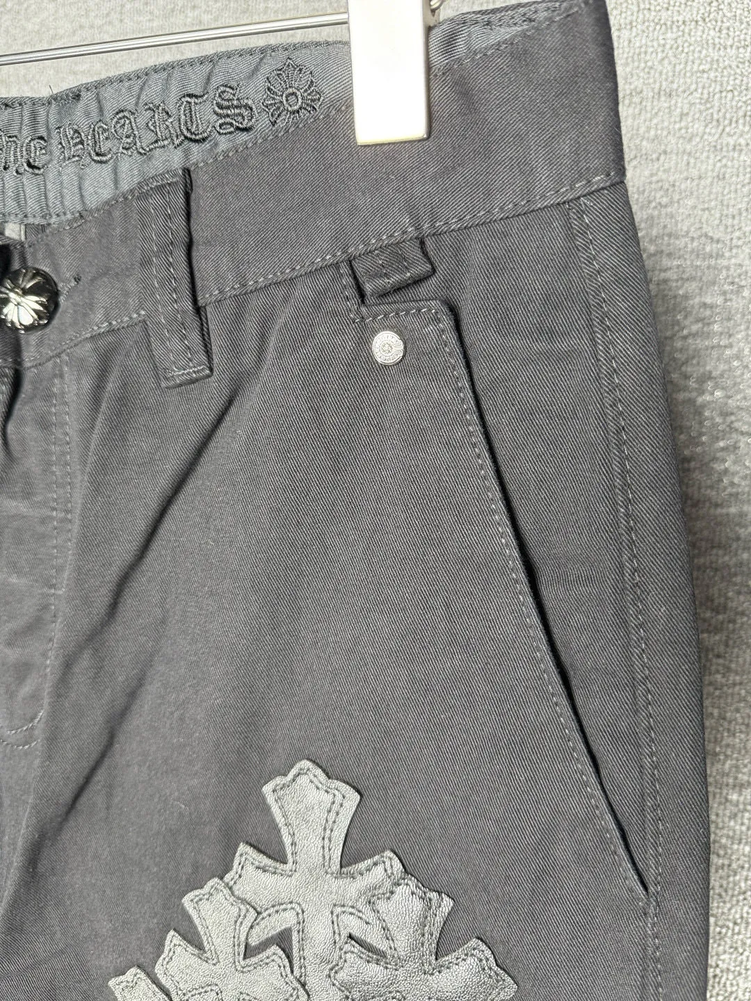 P270 💰 (Top version) Chrome Hearts丨Chrome Hearts Black and Brown Camouflage Cross Patched Leather Jeans - Full of exploring the ultimate in fashion, Chrome Hearts' new Chrome Hearts pants cleverly integrate camouflage cross, camouflage cross and other elements to break the traditional boundaries. Mattyboy's clever fusion of overalls and khaki jeans, the same style, brings endless matching inspiration to fashionistas! Whether it is daily wear or a trendy try, these pants can bring you an excellent fashion experience. Color: black Size: 28-30-32-34 (corresponds to S-M-L-XL)